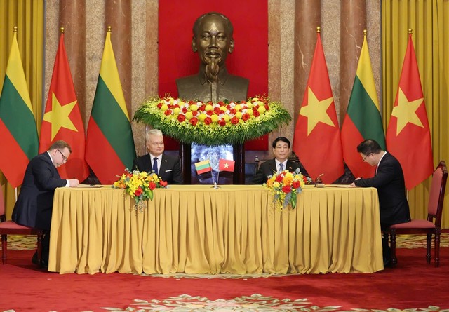 Chủ tịch nước CHXHCN Việt Nam Lương Cường và Tổng thống Litva Gitanas Nausėda chứng kiến lễ ký Ý định thư giữa hai Bộ Tài chính. (Ảnh: Trần Kiên).