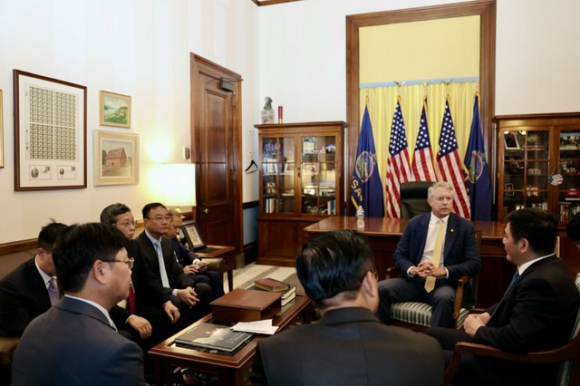 Bộ trưởng nhấn mạnh Việt Nam sẵn sàng mở cửa thị trường, dành thêm ưu đãi cho hàng hóa Mỹ. Bộ trưởng nhấn mạnh Việt Nam sẵn sàng mở cửa thị trường, dành thêm ưu đãi cho hàng hóa Mỹ.