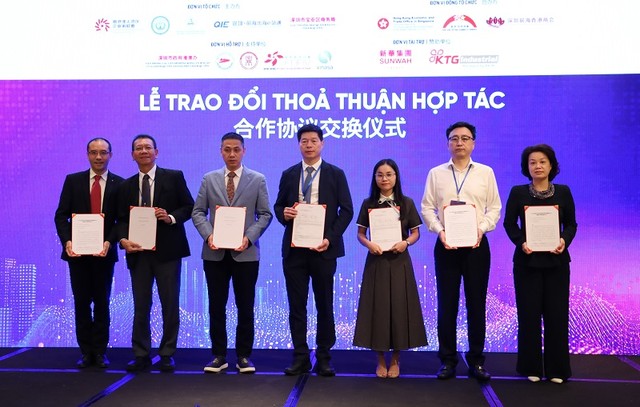 Doanh nghiệp Việt Nam và Trung Quốc trao các bản thỏa thuận hợp tác tại Diễn đàn