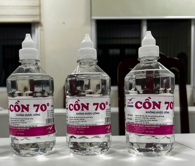 Thay vì sử dụng Ethanol, đối tượng đã chỉ đạo sử dụng Methanol để sản xuất cồn y tế. Thay vì sử dụng Ethanol, đối tượng đã chỉ đạo sử dụng Methanol để sản xuất cồn y tế.