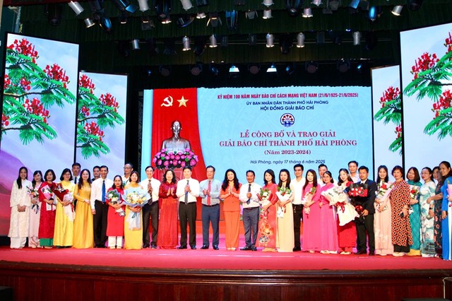 Đại diện lãnh đạo thành phố Hải Phòng chụp ảnh kỷ niệm cùng các nhà báo.