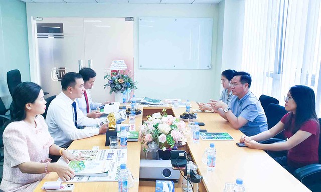 Ông Nguyễn Hồng (phải) Phó Tổng biên tập Báo Tài chính - Đầu tư giới thiệu các ấn phẩm đang đồng hành cùng các doanh nghiệp, doanh nhân tới đoàn công tác Câu lạc bộ Doanh nhân Sài Gòn.