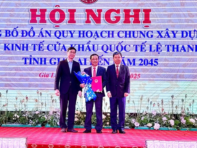 Cục phó Cục Đầu tư Nước ngoài (Bộ Tài chính) Trương Minh và Phó chủ tịch UBND tỉnh Gia Lai Nguyễn Hữu Quế trao Quyết định của Thủ tướng Chính phủ phê duyệt Đồ án Quy hoạch chung xây dựng Khu kinh tế cửa khẩu quốc tế Lệ Thanh, tỉnh Gia Lai. Ảnh: Linh Hoàng