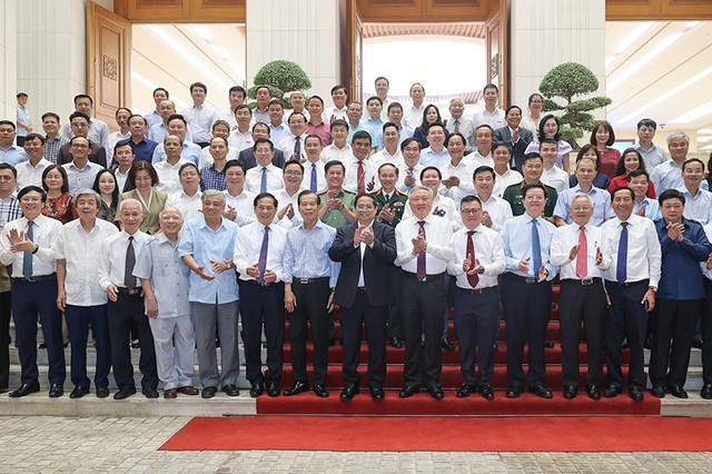 Thủ tướng và các Phó thủ tướng chụp ảnh lưu niệm với lãnh đạo, nguyên lãnh đạo các cơ quan báo chí. Ảnh: Nhật Bắc Thủ tướng và các Phó thủ tướng chụp ảnh lưu niệm với lãnh đạo, nguyên lãnh đạo các cơ quan báo chí. Ảnh: Nhật Bắc