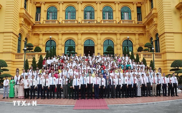 Chủ tịch nước Lương Cường chụp ảnh với các đại biểu. Ảnh: TTXVN