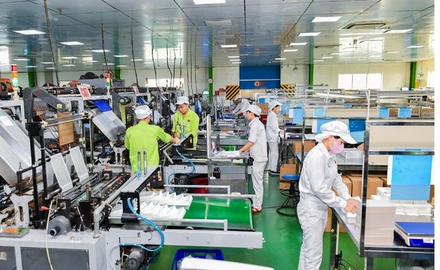 Dây chuyền sản xuất túi nilon thân thiện môi trường tại Công ty CP Nhựa An Phát Xanh. Ảnh: Thành Chung