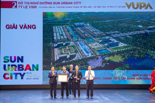 Đại diện Sun Group nhận Giải Vàng cho Đô thị nghỉ dưỡng Sun Urban City