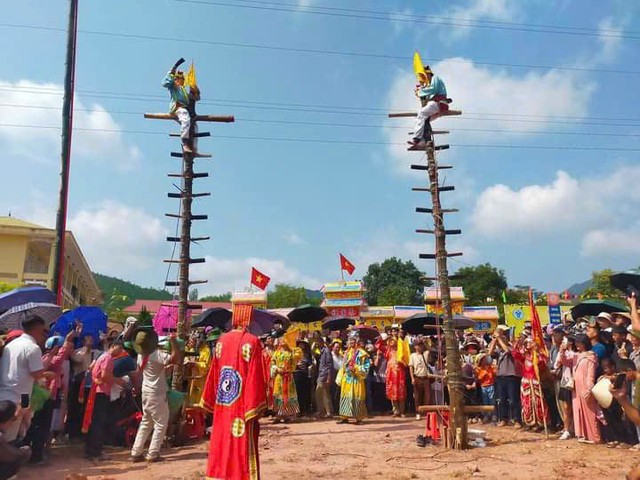 Nghi lễ của người Sán Dìu được tái hiện tại Lễ hội Đền Đức ông Hoàng Cần - Ngày hội Văn hóa Thể thao dân tộc Sán Dìu.