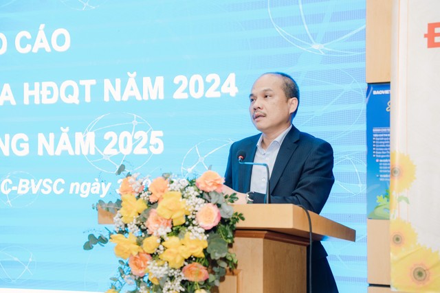 Ông Nguyễn Hồng Tuấn - Chủ tịch HĐQT trình bày báo cáo tại Đại hội.