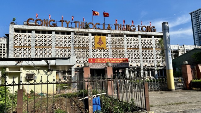 Công ty Thuốc lá Thăng Long từng nằm tại địa chỉ số 235 Nguyễn Trãi. Hiện đơn vị này đã chuyển nhà máy tới khu công nghiệp Thạch Thất - Quốc Oai.