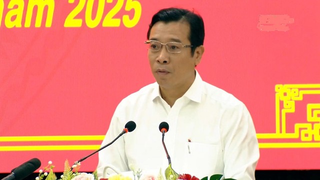 Ông Nguyễn Thành Phú, Giám đốc Sở Tài chính tỉnh Ninh Thuận thay mặt UBND tỉnh trình bày tờ trình về danh mục các khu đất thực hiện đấu thầu lựa chọn nhà đầu tư. Nguồn: NTV.