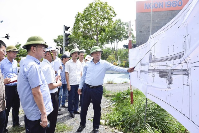 Phó chủ tịch Hoàng Phú Hiền và đoàn công tác đã đến kiểm tra dự án đường ngang nội thị N7 và đường đầu cầu Hiếu 2