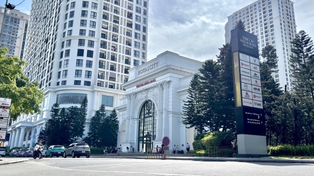 Khu “Cao Xà Lá” sở hữu vị trí đắc địa và nằm gần nhiều toà chung cư lớn. Trong đó nổi bật là khu chung cư Royal City (quận Thanh Xuân). Hiện giá căn hộ tại đây dao động trong khoảng 85 - 103 triệu đồng/m2, tùy theo vị trí, diện tích và nội thất.