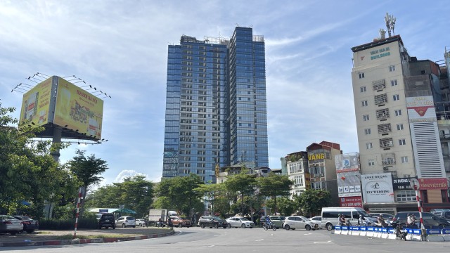 Cách đó không xa là dự án The Ninety Complex (quận Đống Đa). Đây là dạng căn hộ condotel thời hạn 50 năm. Công trình dự kiến bàn giao vào tháng 7/2025. Mức giá dao động khoảng 75 - 90 triệu đồng/m2, tuỳ theo tiến độ thanh toán.