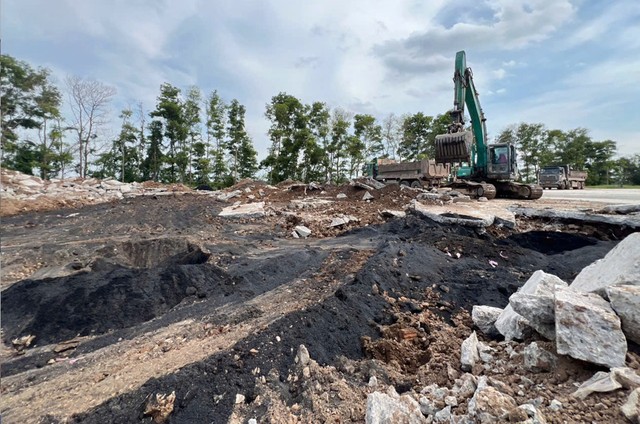 Hàng trăm ngàn tấn chất thải công nghiệp độc hại được chôn lấp, đổ bê tông để che giấu. Ảnh: CAHN