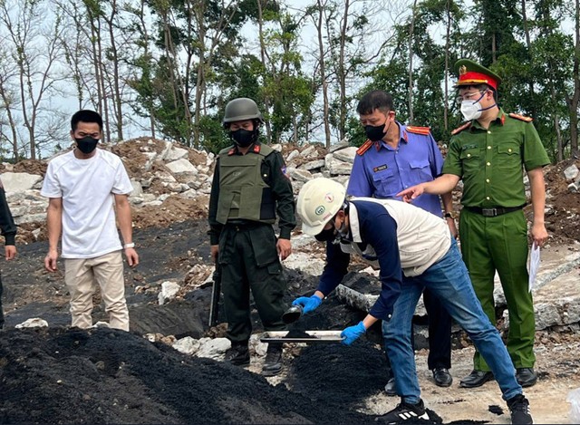 Lực lượng chức năng kiểm tra, khám xét và lấy mẫu tại hiện trường. Ảnh: CAHN