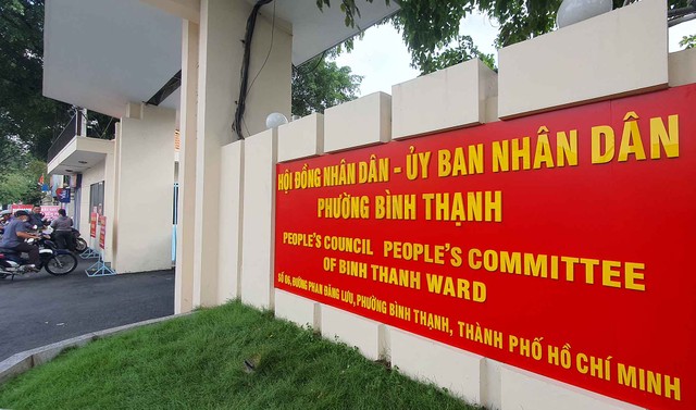 Bảng tên phường Bình Thạnh cũng đã lắp đặt xong.