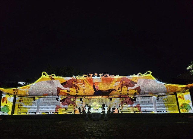 Điểm nhấn của tour là phần trình diễn 3D Mapping với chủ đề “Sóng Bạch Đằng - Hào khí Ngô Quyền”