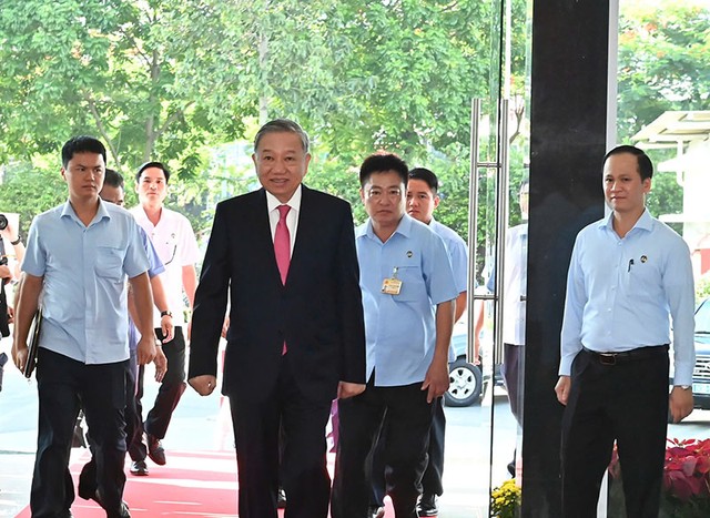 Tổng Bí thư Tô Lâm dự lễ công bố các nghị quyết, quyết định của Trung ương và địa phương tại Thành phố Hồ Chí Minh. Ảnh: SGGP Tổng Bí thư Tô Lâm dự lễ công bố các nghị quyết, quyết định của Trung ương và địa phương tại Thành phố Hồ Chí Minh. Ảnh: SGGP