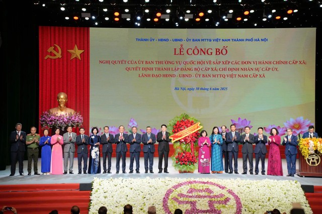 Chủ tịch nước Lương Cường tặng lẵng hoa chúc mừng Đảng bộ, chính quyền và Nhân dân TP. Hà Nội.