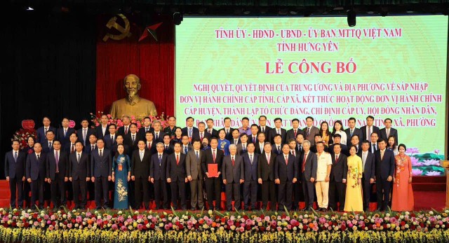 Ông Đỗ Văn Chiến, Ủy viên Bộ Chính trị, Bí thư Trung ương Đảng, Chủ tịch Ủy ban Trung ương MTTQ Việt Nam trao Quyết định của Bộ Chính trị về thành lập Đảng bộ tỉnh Hưng Yên. Ông Đỗ Văn Chiến, Ủy viên Bộ Chính trị, Bí thư Trung ương Đảng, Chủ tịch Ủy ban Trung ương MTTQ Việt Nam trao Quyết định của Bộ Chính trị về thành lập Đảng bộ tỉnh Hưng Yên.