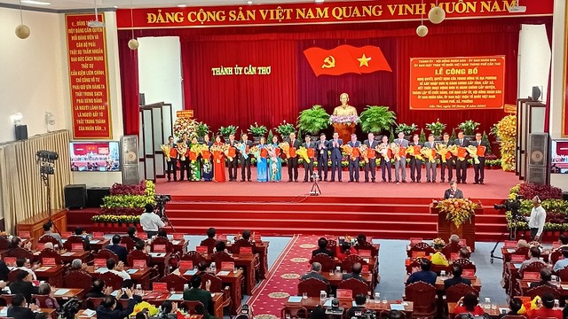 Lãnh đạo TP. Cần Thơ trao Quyết định chúc mừng lãnh đạo 103 xã phường sau sáp nhập của TP. Cần Thơ