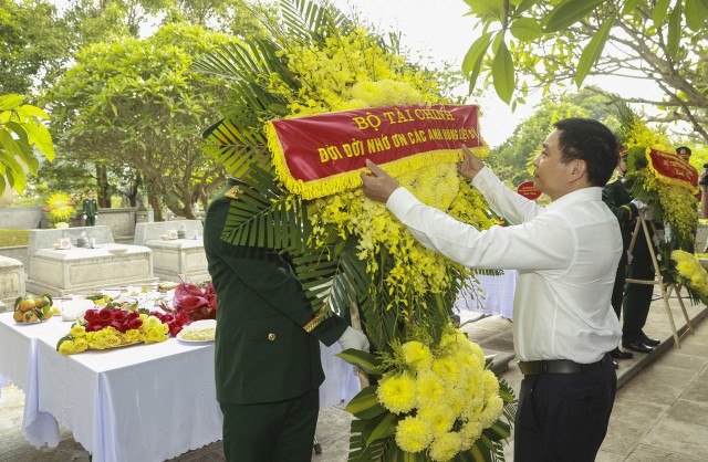 Bộ trưởng Bộ Tài chính Nguyễn Văn Thắng dâng hoa tại Nghĩa trang Liệt sỹ Phạm Văn Khang và đồng đội.