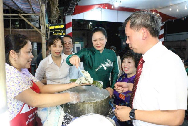 Các đại biểu và khách mời thưởng thức ẩm thực tại Lễ hội