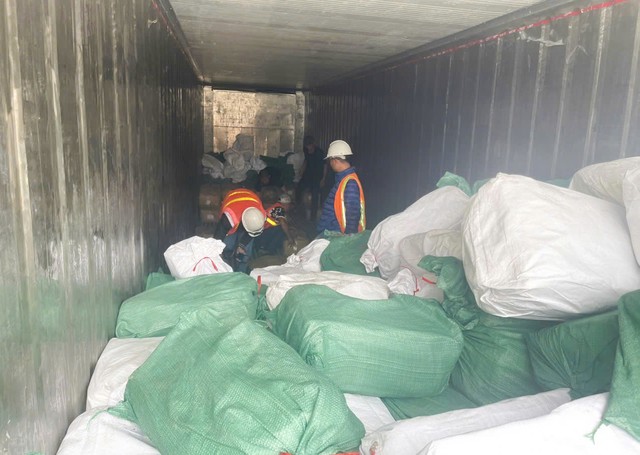 Cơ quan chức năng kiểm tra 13 container hàng của Công ty tại cảng Nam Đình Vũ, Hải Phòng.
