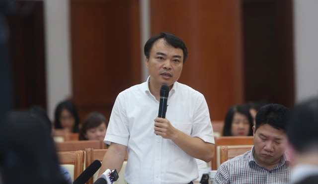 Ông Phạm Thy Hùng trả lời câu hỏi của báo chí. Ảnh: Đức Minh.