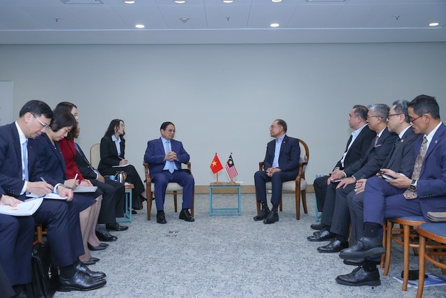 Hai Thủ tướng nhất trí thúc đẩy hợp tác kinh tế-thương mại, đầu tư, trong đó tăng cường tạo thuận lợi xuất nhập khẩu các mặt hàng hai bên có tiềm năng, thế mạnh. Ảnh: Nhật Bắc.