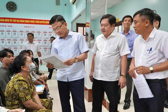 Phó thủ tướng Lê Thành Long thăm hỏi người dân đang thực hiện các thủ tục hành chính tại Trung tâm phục vụ hành chính công xã Châu Thành, tỉnh An Giang.