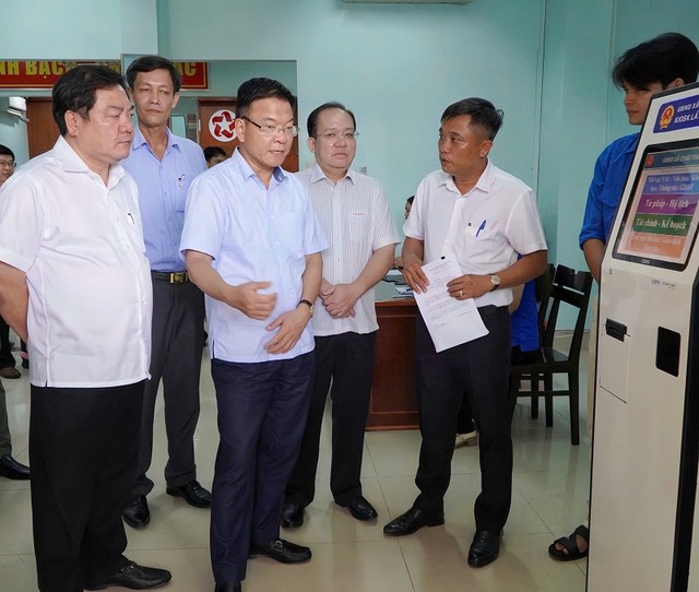 Phó thủ tướng Lê Thành Long trao đổi với cán bộ, đảng viên xã Châu Thành về công tác phục vụ người dân.