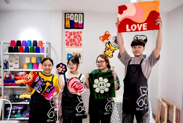 Colori hướng đến nhóm khách hàng trong độ tuổi 15 - 35. Colori hướng đến nhóm khách hàng trong độ tuổi 15 - 35.