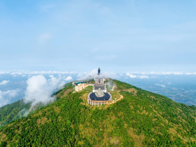 Núi Bà Đen điểm đến biểu tượng của Tây Ninh. Ảnh: Sun Group