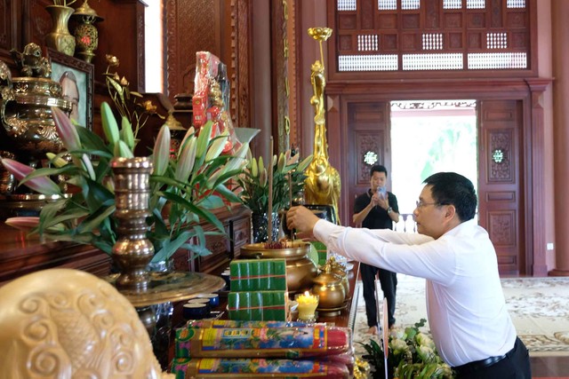 Bộ trưởng Nguyễn Văn Thắng dâng hương tưởng niệm cố Thủ tướng Phan Văn Khải.