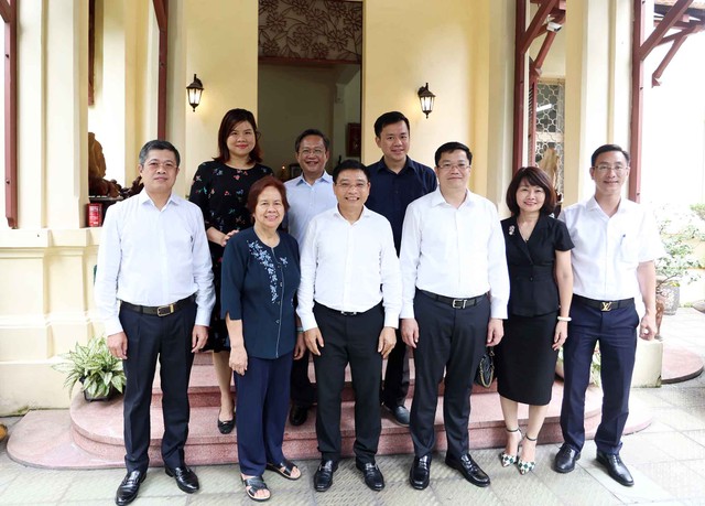 Đoàn Bộ Tài chính do Bộ trưởng Nguyễn Văn Thắng (thứ ba, từ trái sang) dẫn đầu chụp ảnh kỷ niệm cùng thân nhân của cố Thủ tướng Võ Văn Kiệt.