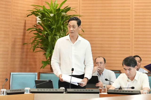 Chánh Văn phòng UBND Thành phố Hà Nội Lê Thanh Nam báo cáo tại cuộc họp.