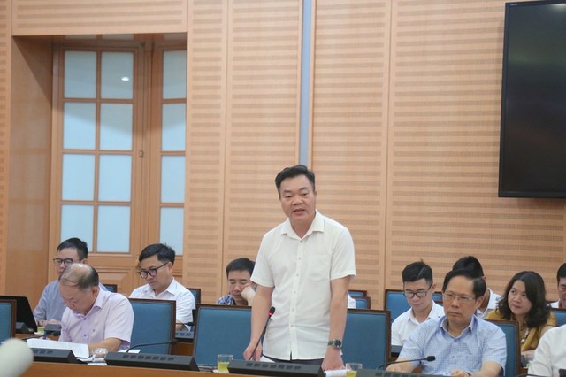 Phó giám đốc Sở Xây dựng Hà Nội Đào Việt Long báo cáo tại cuộc họp.