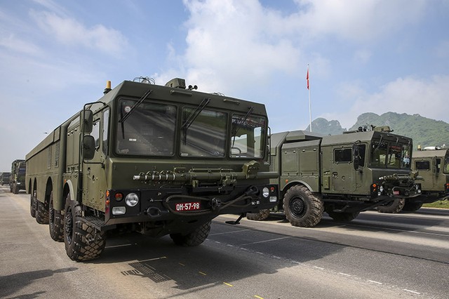 Tổ hợp tên lửa do Viettel sản xuất gồm nhiều loại xe như xe chỉ huy, radar đến xe thông tin và vận chuyển.