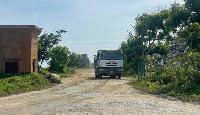 Vận chuyển đất đá tại bãi tập kết trong Dự án Khu du lịch sinh thái Thiên Đàng. Vận chuyển đất đá tại bãi tập kết trong Dự án Khu du lịch sinh thái Thiên Đàng.