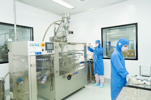 Hệ thống sản xuất thuốc gói tại nhà máy đạt tiêu chuẩn EU-GMP của Imexpharm. Ảnh: Imexpharm Hệ thống sản xuất thuốc gói tại nhà máy đạt tiêu chuẩn EU-GMP của Imexpharm. Ảnh: Imexpharm
