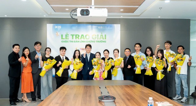 Chứng khoán KIS tiến hành lễ trao tặng xe Vinfast VF3 cho bà Trần Thị Linh trong buổi chiều cùng ngày lễ trao giải.