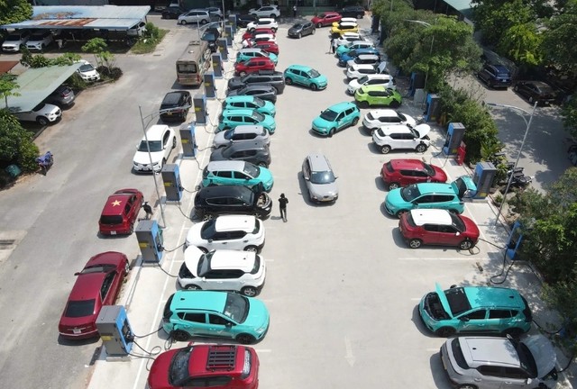 Công ty TNHH Một thành viên Khai thác điểm đỗ xe Hà Nội cũng đã triển khai trạm sạc tại điểm trông giữ xe trên đường Nguyễn Phong Sắc vào giữa tháng 6 vừa qua. Ảnh: Phạm Công.