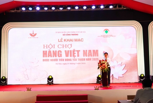 Ông Nguyễn Thế Hiệp, Phó Giám đốc Sở Công Thương Hà Nội phát biểu khai mạc Hội chợ. Ảnh: Hồ Hạ.