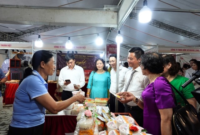 Các địa biểu thăm quan gian hàng của Công ty cổ phần Xuất nhập khẩu nông sản thực phẩm Việt Nam. Ảnh: Hồ Hạ.