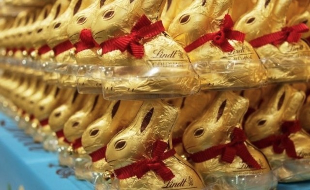 Sản phẩm thỏ phục sinh bằng chocolate của hãng bánh kẹo Thụy Sỹ Lindt &amp; Sprüngli. Ảnh: AFP