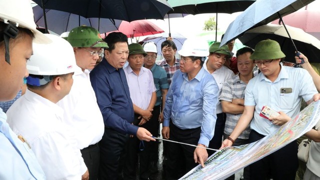 Đồng chí Bí thư Đảng ủy, Bộ trưởng Bộ Xây dựng Trần Hồng Minh kiểm tra thực địa Dự án đường sắt Lào Cai - Hà Nội - Hải Phòng, một trong những dự án hạ tầng quan trọng đang đẩy nhanh công tác chuẩn bị đầu tư để khởi công vào cuối năm 2025.