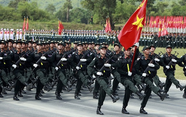 Gần 16.000 cán bộ, chiến sĩ thuộc các khối lực lượng vũ trang tham gia. Trong đó các khối đứng, khối xe chỉ huy - tổ quân kỳ, khối xe chỉ huy - tổ công an kỳ, 42 khối đi hợp luyện với 14 khối xe, pháo quân sự.