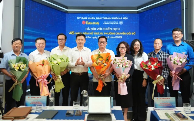 Ban Tổ chức tặng hoa các diễn giả tham gia Talkshow.